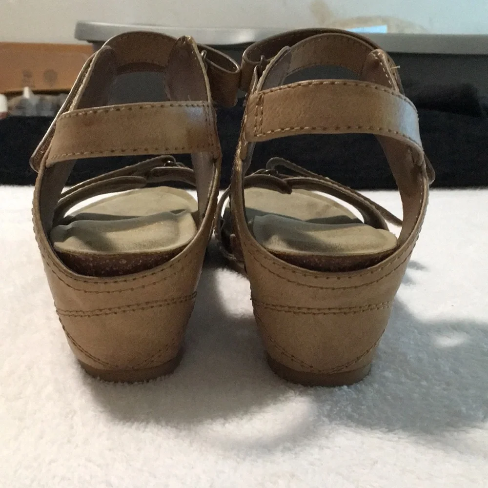Hocus Pokus Tira woman’s tan Velcro strapped partial cork wedge sandals size 9